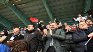 Vali Çiftçi öğrencilerle tribünde maç izledi