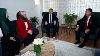 Vali Yılmaz, Depremde Ailesini Kaybeden Gaziyi Ziyaret Etti