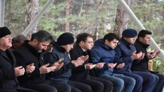 Vanda çığ altında kalan Tosyalı şehit Ufuk Deniz kabri başında anıldı