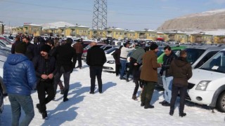 Vanda soğuk havaya rağmen açık oto pazarı araçlarla doldu