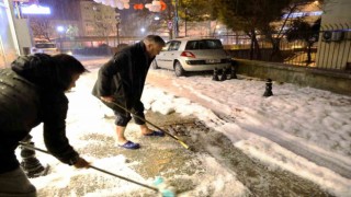 Vatandaşlar sokakta kar değil, dolu küredi