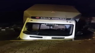 Yağışlı havanın etkisiyle çöken yola kamyonet düştü