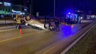 Yağmur sebebiyle kayganlaşan yolda otomobil takla atta: 1 yaralı
