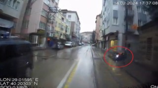 Yağmurda kayan ve caddeye fırlayan başıboş motosiklet faciaya neden oluyordu..