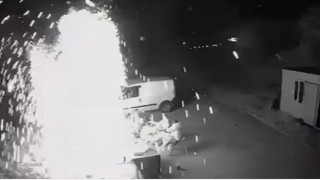 Yaktıkları mangal ateşi patladı, o anlar kameraya yansıdı