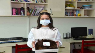 Yaşı küçük gönlü büyük: Saçlarını hediye etti