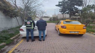 Yayalara ayrılan kaldırımı yol yapan taksi sürücüsü kamerada