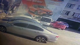 Yayaları önüne alıp duvara çarpmıştı: Kaza anı güvenlik kameralarına yansıdı