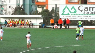 Yeşil sahada örnek davranış; Tedavi bitinceye kadar kendi aralarında top çevirdiler