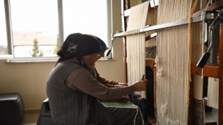 Yeşilyurtta geleneksel halı dokumacılığı yaşatılıyor