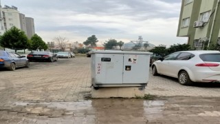 Yol ortasındaki elektrik trafosuna araç çarptı