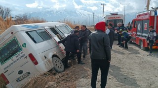 Yolcu minibüsü tahliye kanalına düştü