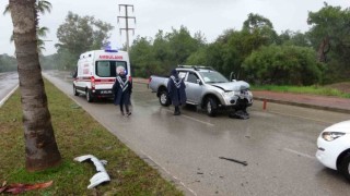 Yolda kayan kamyonet refüjdeki palmiyeye çarptı: 2 yaralı