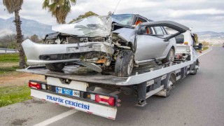 Yoldan çıkan otomobil palmiye ağacına çarptı: 1 ölü, 3 yaralı