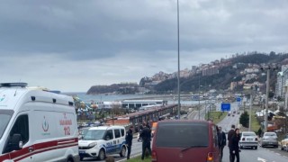 Yolun karşısına geçmek isteyen kadınlara araç çarptı