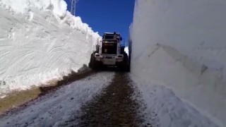 Yüksekovada 7 metrelik kar tünellerinde çalışmalar devam ediyor