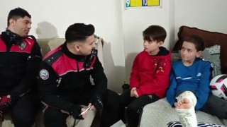 Yunus polislerinden ayağı kırılan küçük Berata ziyaret