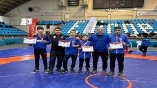 Yunusemreli güreşçiler Edirnede 4 madalya kazandı