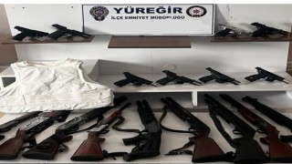 Yüreğir polisi 17 ruhsatsız silah ele geçirirken 93 suçluyu da yakaladı