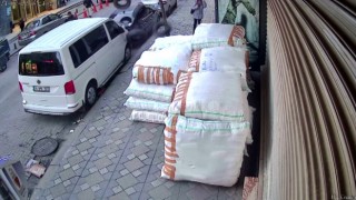 Zeytinburnunda inanılmaz anlar kamerada: Kaldırımda yürüyen kadının üzerine lastik yağdı