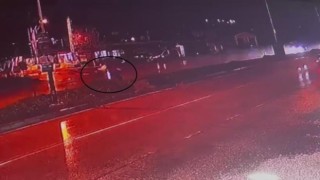 1 kişinin öldüğü feci kazada, çarpmanın etkisiyle 2 yayanın havaya uçtuğu anlar kamerada