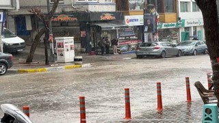 10 dakika yağdı, yollar göl oldu