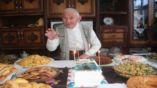 100. yaşına pasta keserek girdi