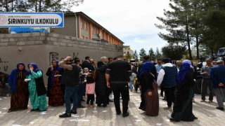 28 muhtar adayının yarıştığı mahallede, 9 yaşındaki Edanur amcası için oy toplamaya çalıştı