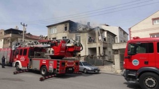 3 katlı ikametin çatı katı yandı: 1 kişi dumandan etkilendi