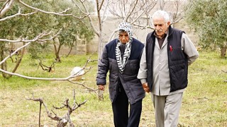 57 Yıllık Alzheimer Hastası Eşine Destek Oluyor