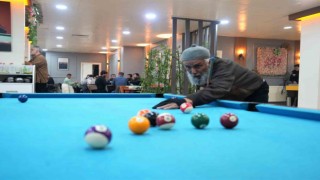 68 yaşındaki Turgut Dede, bilardo tutkusunu 35 yıldır sürdürüyor