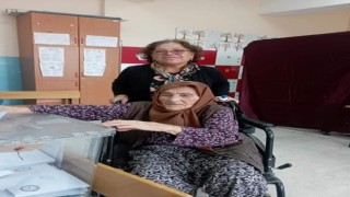 94 yaşındaki yaşlı kadın tekerlekli sandalyeyle oy kullandı