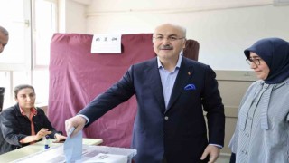 Adana Valisi oy kullanmak için sırada bekledi