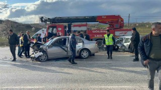 Adıyamanda iki otomobil çarpıştı: 1 ölü, 3 yaralı