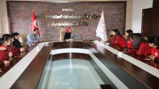 Ağrı Valisinin eşi Neslihan Gül Koç, kadın futbolcularla buluştu