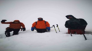 Ağrıda dağcılar kar ve tipi engeline takıldı