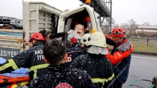 Aksarayda Taşpınar Belediyesinin kamyoneti tıra arkadan çarptı: 1i ağır 2 yaralı