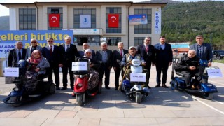 Akşehirde engelli vatandaşlara akülü araç desteği