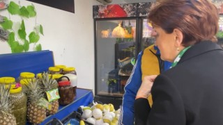 Akşener, gezdiği Gönende turşu ve asma yaprağı satın aldı