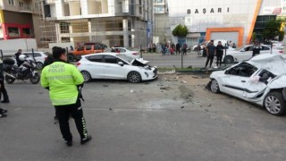 Alanyada bariyerleri kıran otomobil iki araca çarptı: 2 ölü, 4 yaralı