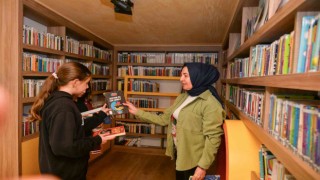Alanyada vatandaşlardan toplanan kitaplar çocuklara dağıtılıyor