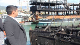 Alanyada yangında batan teknedeki 2 Türk bayrağı çıkartıldı