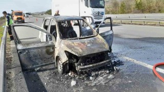 Alev alev yanan otomobilden geriye hurda yığını kaldı