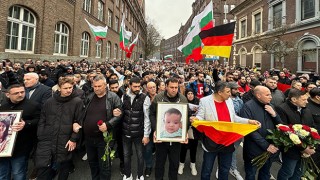 Almanya'da yüzlerce kişi Solingen'de hayatını kaybeden aile için yürüdü