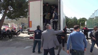 Amasyada 40 kaçak göçmen taşıyan tırın sürücüsü tutuklandı