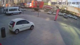 Ankarada kontrolden çıkan mikser park halindeki araçlara çarparak durabildi