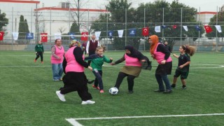 Anneler ve kızları futbol maçında karşı karşıya