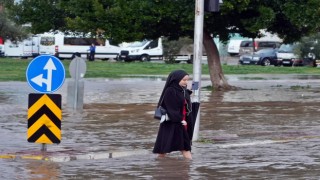 Antalyada sağanak iş çıkışı bastırdı, hayat felç oldu