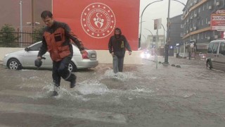 Antalyada sağanak yağış hayatı olumsuz etkiledi