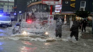 Antalyada sağanak yağış yolları nehre çevirdi